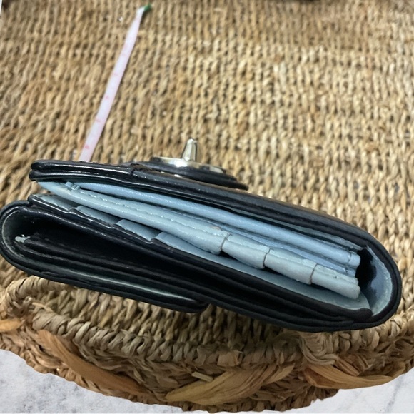 COACH VINTAGE TURN-LOCK WALLET GENUINE GLOVE TANNED BLACK LEATHER BLUE INTERIOR - Picture 4 of 7